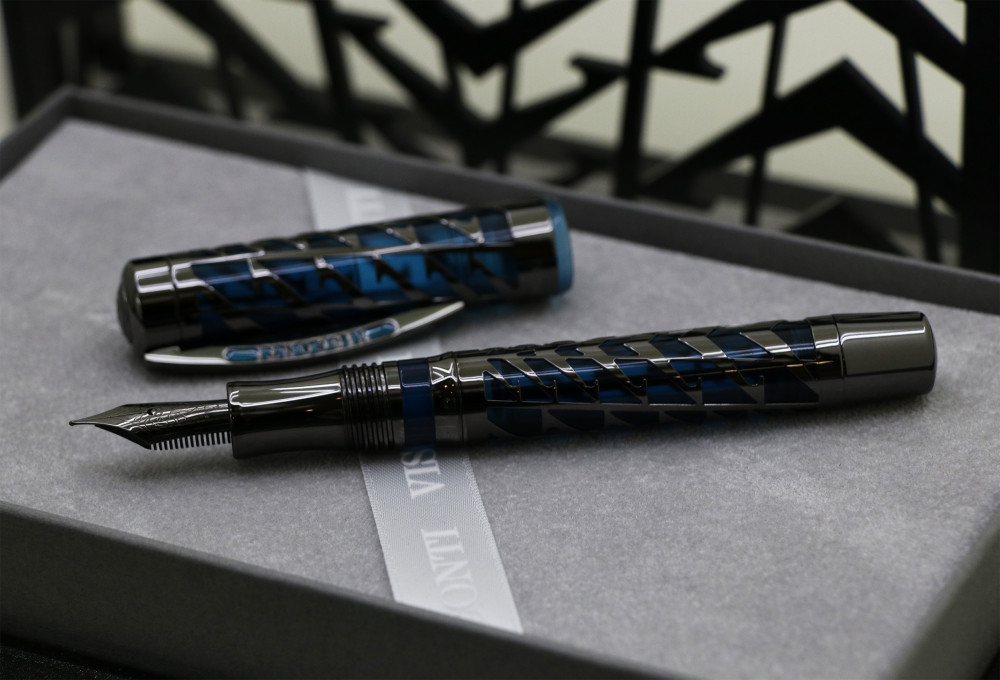 Перьевая ручка Visconti Watermark Blue Moon Limited Edition, артикул KP20-03-FPF. Фото 3