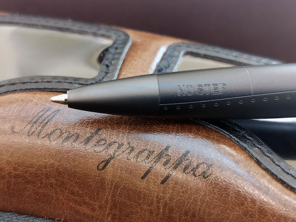 Шариковая ручка Montegrappa Aviator All-Black Flying Ace Edition, артикул avia-bk-bp. Фото 5