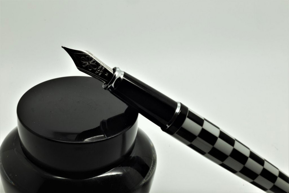 Перьевая ручка Diplomat Excellence A Rome Black White перо сталь, артикул D20000732. Фото 4