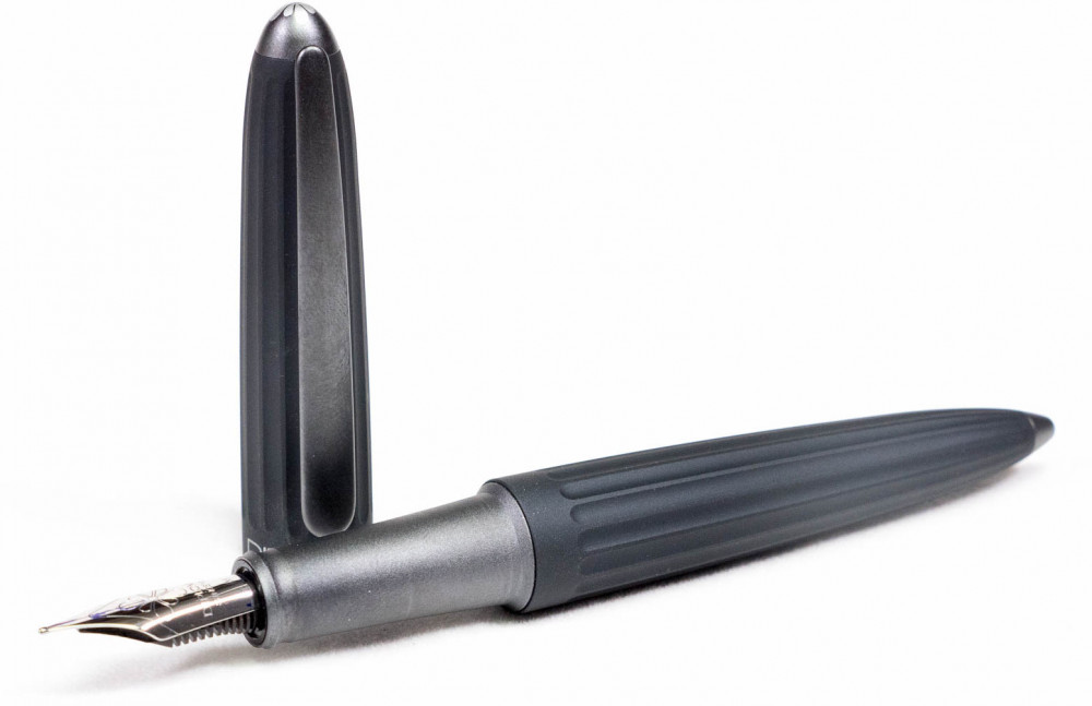 Перьевая ручка Diplomat Aero Black перо сталь, артикул D20000929. Фото 3