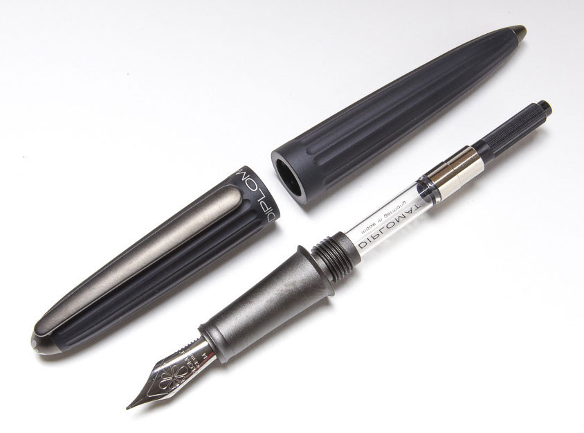 Перьевая ручка Diplomat Aero Black перо сталь, артикул D20000929. Фото 4