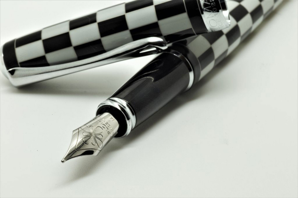Перьевая ручка Diplomat Excellence A Rome Black White перо сталь, артикул D20000732. Фото 3