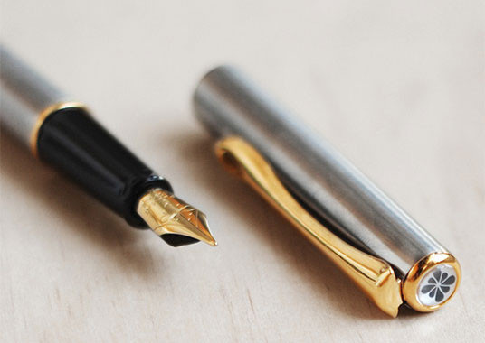 Перьевая ручка Diplomat Traveller Stainless Steel Gold, артикул D10057453. Фото 5