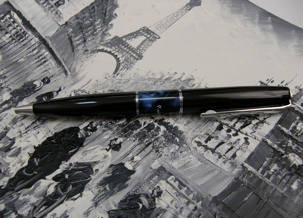 Шариковая ручка Pierre Cardin Libra черный лак синяя вставка из акрила, артикул PC3400BP-02. Фото 3