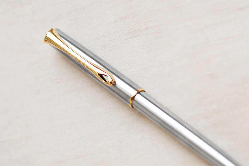 Шариковая ручка Diplomat Traveller Stainless Steel Gold, артикул D10061109. Фото 4